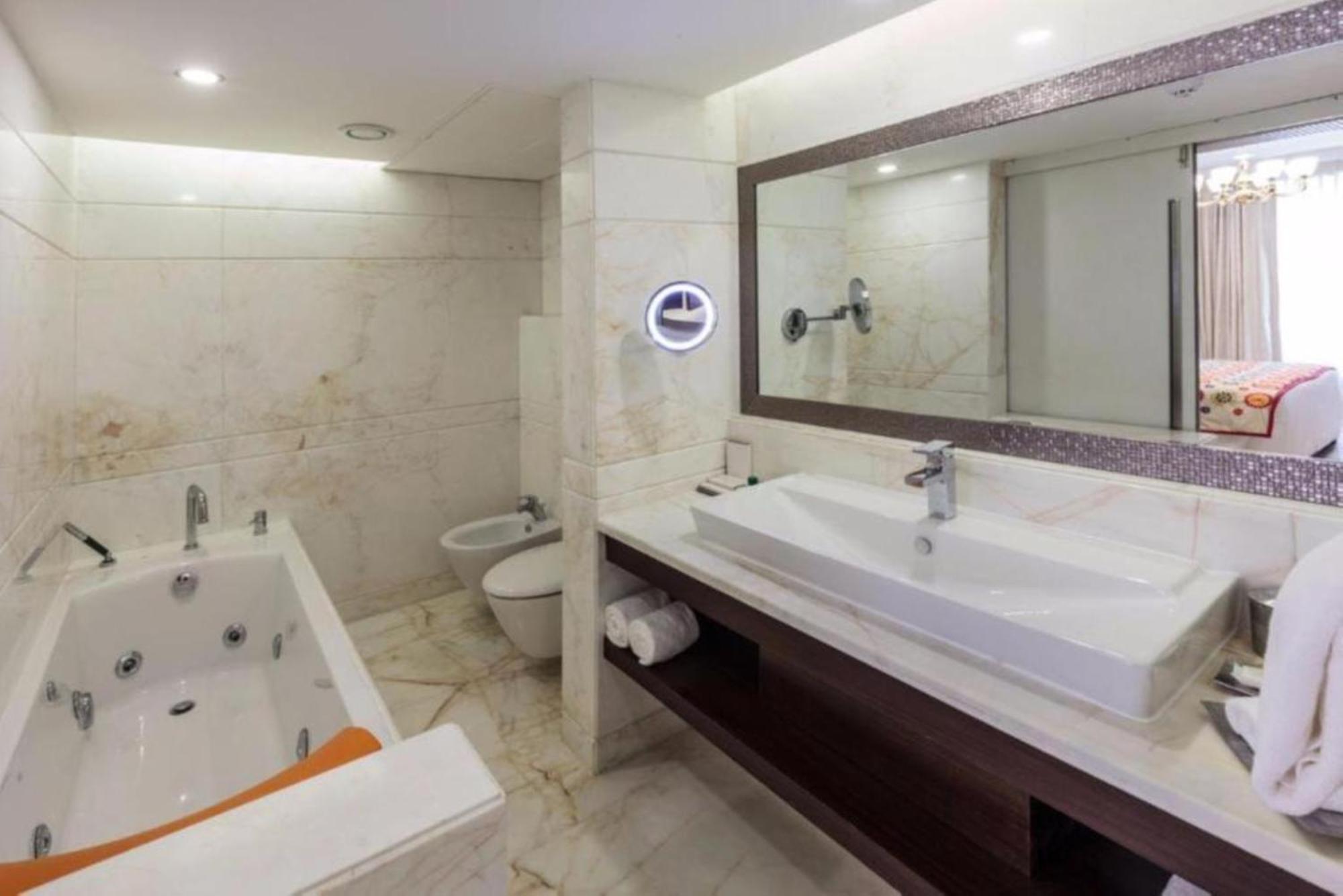 Hotel Seven Inn Near Delhi Airport Neu-Delhi Exterior foto